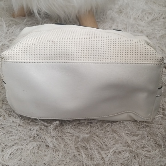 Guess handbag. - Picture 2 of 7